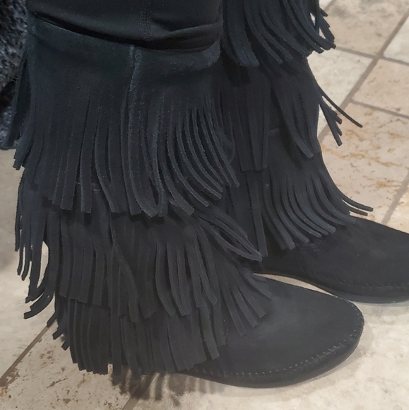 Minnetonka 3-Layer Fringe Boot - Picture 4 of 14